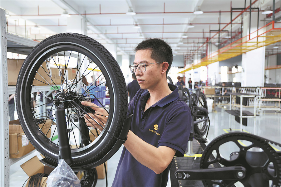 Un operaio assembla una bicicletta elettrica alimentata dall'intelligenza artificiale in un'officina della Huizhou Ruijianxing New Energy Technology Co a Huizhou, nella provincia del Guangdong. (1 luglio 2026 - Liang Xu/Xinhua)