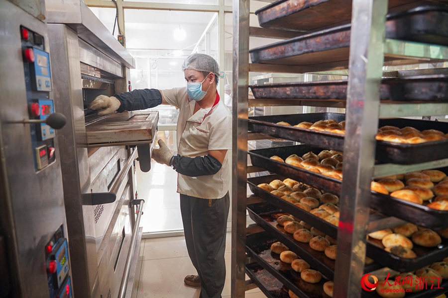 Produzione di mooncake a pieno regime nel Zhejiang per celebrare la Festa di Metà Autunno