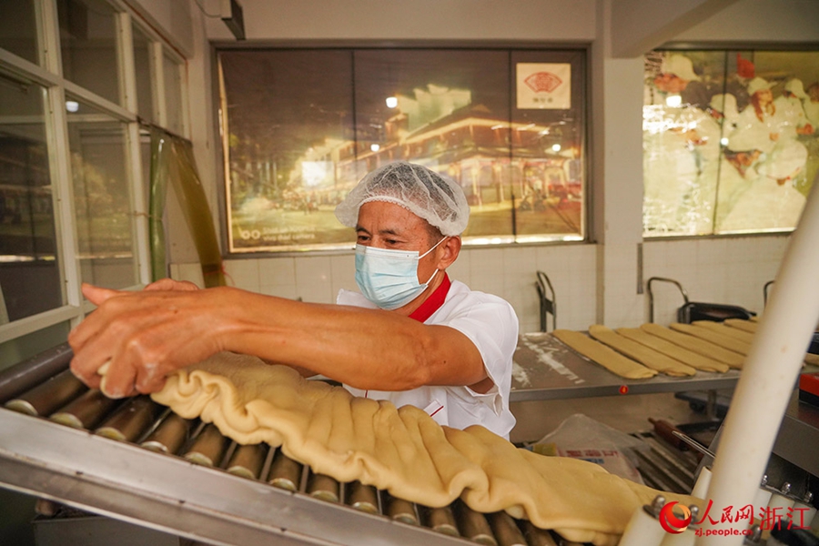 Produzione di mooncake a pieno regime nel Zhejiang per celebrare la Festa di Metà Autunno
