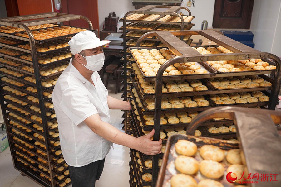 Produzione di mooncake a pieno regime nel Zhejiang per celebrare la Festa di Metà Autunno