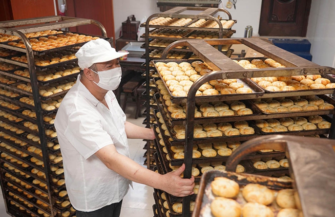 Produzione di mooncake a pieno regime nel Zhejiang per celebrare la Festa di Metà Autunno