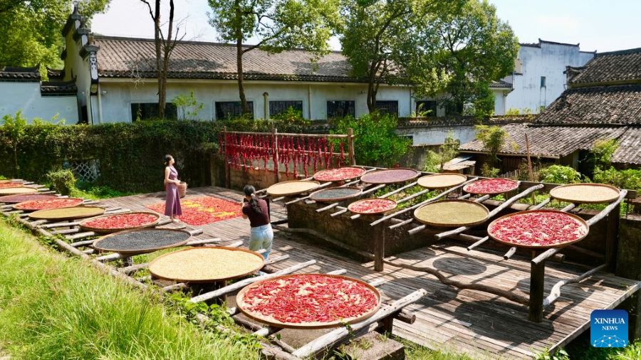 Jiangxi, abitanti dei villaggi essiccano prodotti agricoli