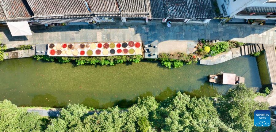 Jiangxi, abitanti dei villaggi essiccano prodotti agricoli