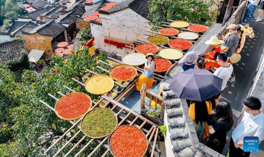 Jiangxi, abitanti dei villaggi essiccano prodotti agricoli
