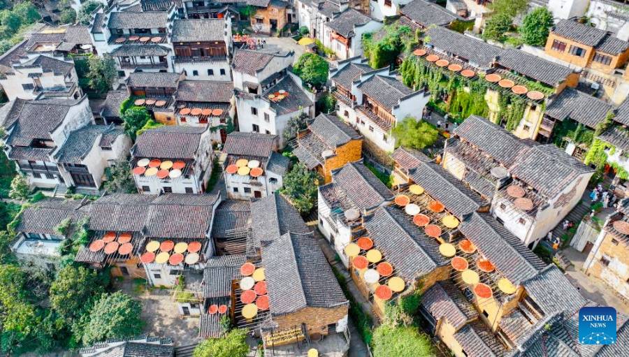 Jiangxi, abitanti dei villaggi essiccano prodotti agricoli