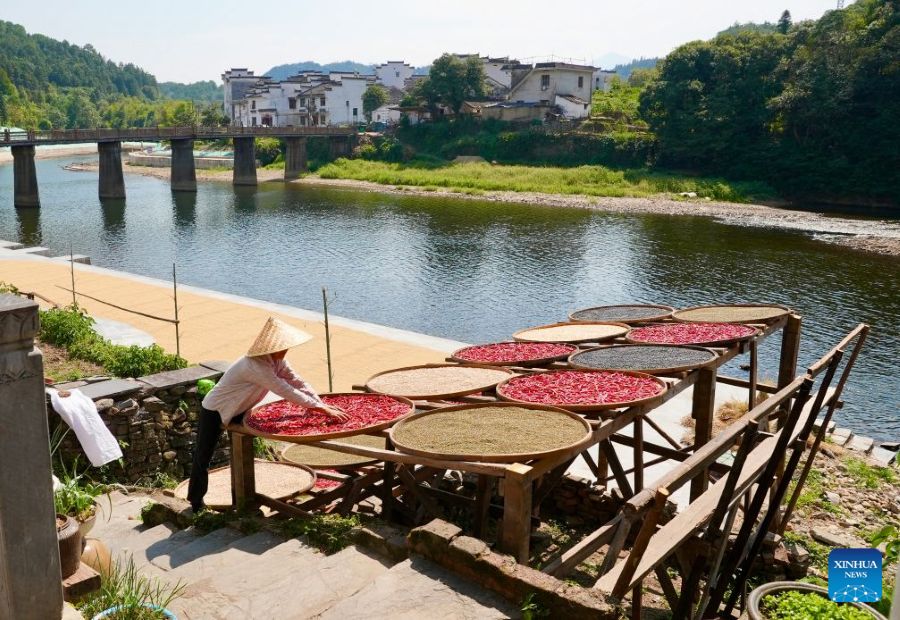 Jiangxi, abitanti dei villaggi essiccano prodotti agricoli