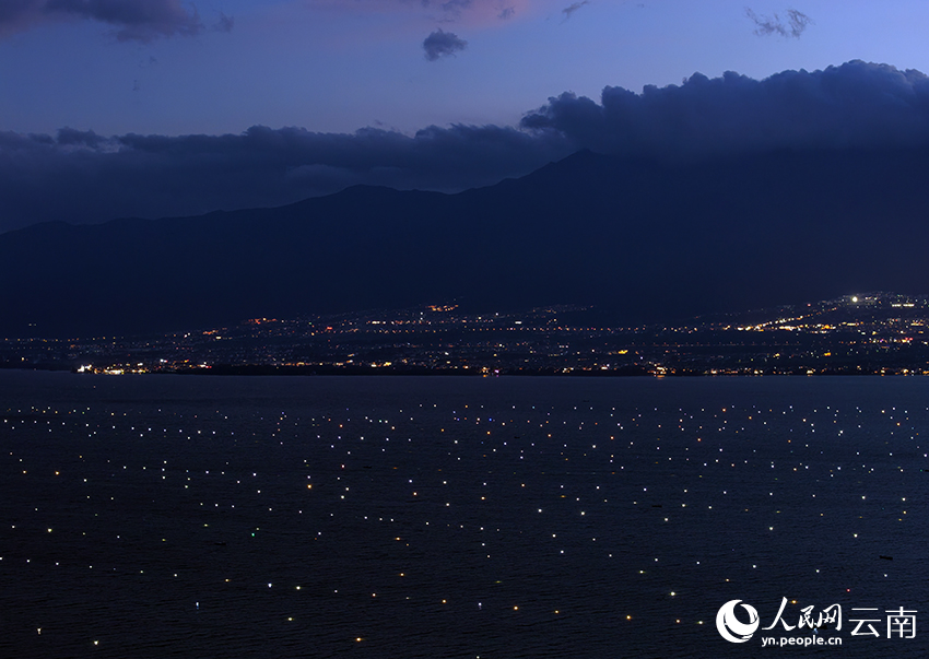 Luci da pesca del lago Erhai brillano come stelle