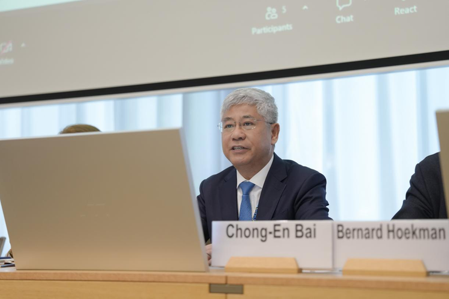 Bai Chong-En, preside della Scuola di Economia e Management dell'Università Tsinghua, interviene al seminario "Coordinamento per la politica industriale e la governance del commercio globale" a Ginevra. (Foto fornita a China Daily)