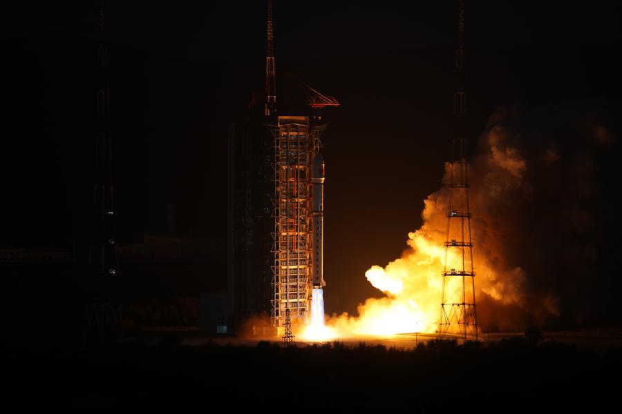 Un razzo vettore Long March 2D, con a bordo un gruppo di satelliti, decolla dal Centro di lancio satellitare di Taiyuan, nella provincia dello Shanxi, Cina settentrionale. (19 settembre 2026 - Xinhua/Wang Yapeng)