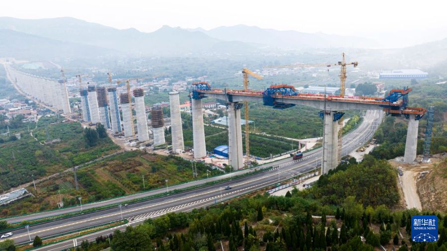 Posate nello stesso giorno due travate continue della ferrovia ad alta velocità Jinan-Zaozhuang