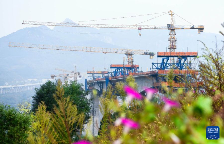 Posate nello stesso giorno due travate continue della ferrovia ad alta velocità Jinan-Zaozhuang