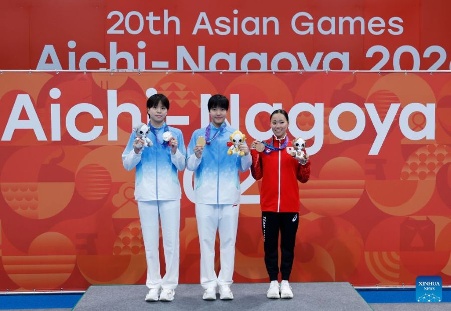 La medaglia d'oro Yu Zidi (al centro), della Cina, la medaglia d'argento Chang Mohan (a sinistra), della Cina, e la medaglia di bronzo Okuzono Misa, del Giappone, posano durante la cerimonia di premiazione dei 200 metri farfalla femminili ai XX Giochi Asiatici Aichi-Nagoya 2026 a Tokyo, Giappone. (20 settembre 2026 - Xinhua/Wu Zhizun)