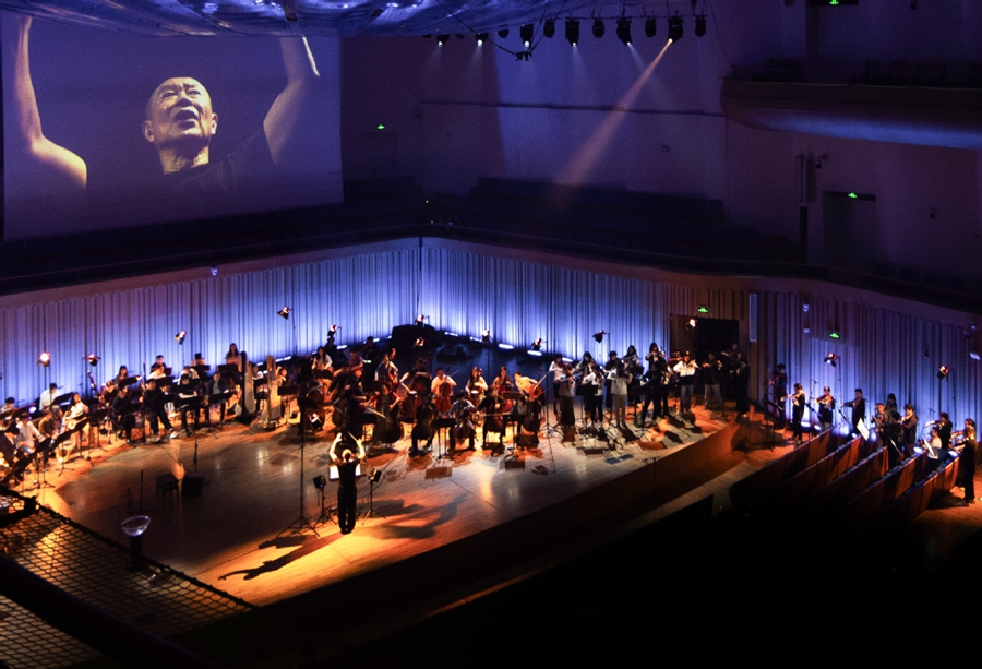 Disposizione a forma di "S" dei membri dell'orchestra, che richiama il corso di un fiume, sul palco di Sound River — AI Symphony with Film, Electronics and Large Orchestra di Tan Dun, a Chengdu, provincia del Sichuan. (21 settembre 2026 - Foto fornita a China Daily)