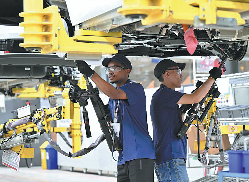 Operai lavorano su un telaio automobilistico presso lo stabilimento produttivo di BYD a Camaçari, nello stato di Bahia, Brasile. (15 giugno 2026 - Jin Haoyuan/Xinhua)