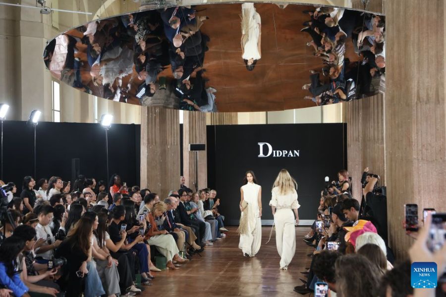 Tre marchi cinesi presentano una sfilata congiunta alla Milano Fashion Week
