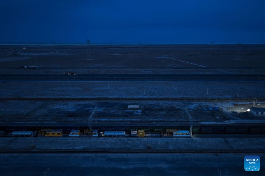Operai puliscono gli isolatori della linea di contatto lungo la ferrovia Qinghai-Xizang