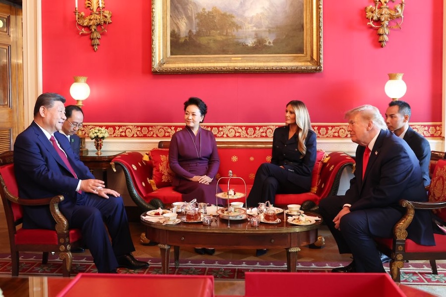 Xi Jinping e Peng Liyuan hanno incontrato per un tè Donald Trump e la consorte