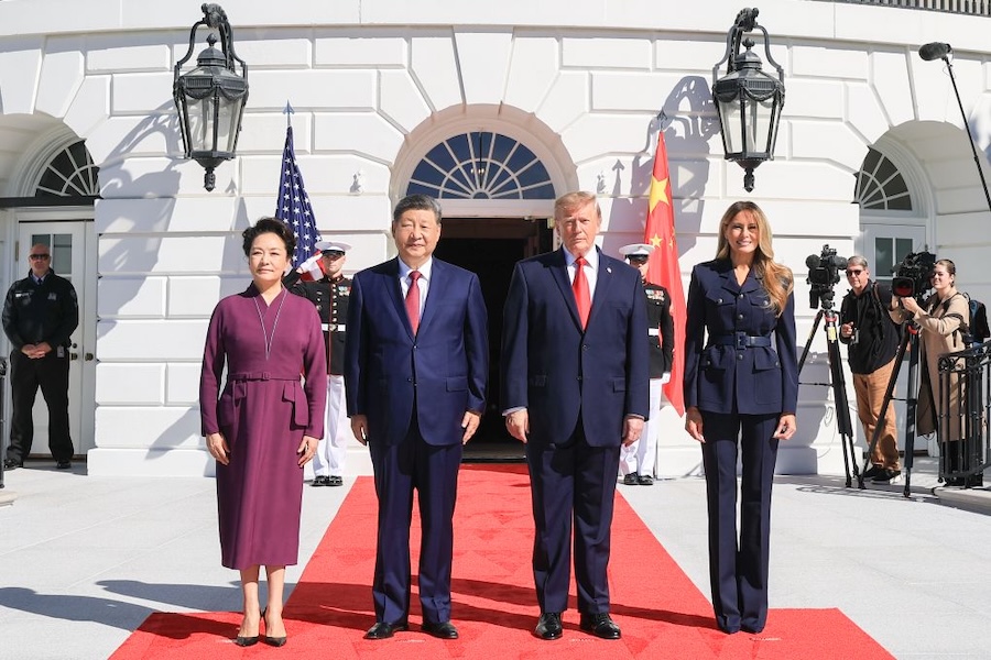 Xi Jinping e Peng Liyuan hanno incontrato per un tè Donald Trump e la consorte