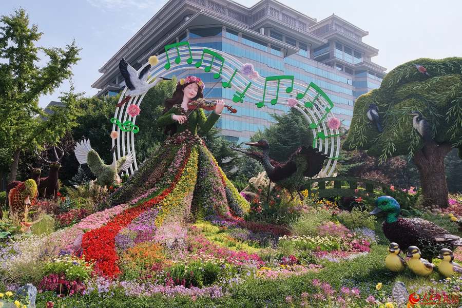 Beijing, dieci composizioni floreali tridimensionali per la Festa Nazionale fanno il loro debutto lungo il viale Chang'an