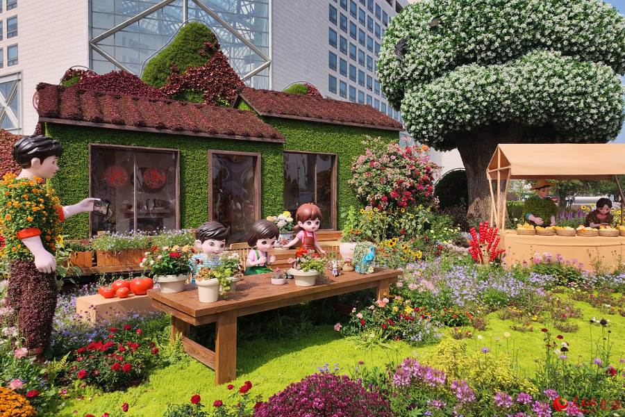 Beijing, dieci composizioni floreali tridimensionali per la Festa Nazionale fanno il loro debutto lungo il viale Chang'an