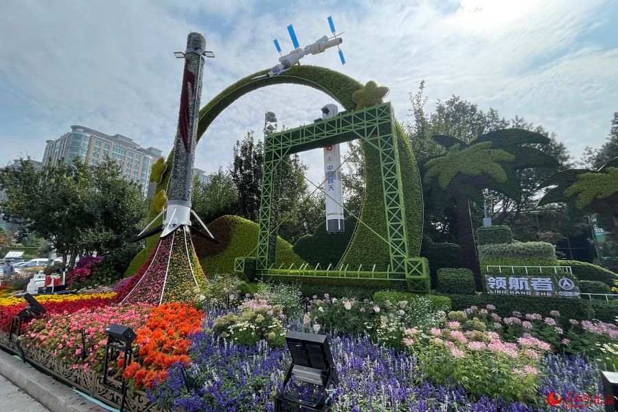 Beijing, dieci composizioni floreali tridimensionali per la Festa Nazionale fanno il loro debutto lungo il viale Chang'an