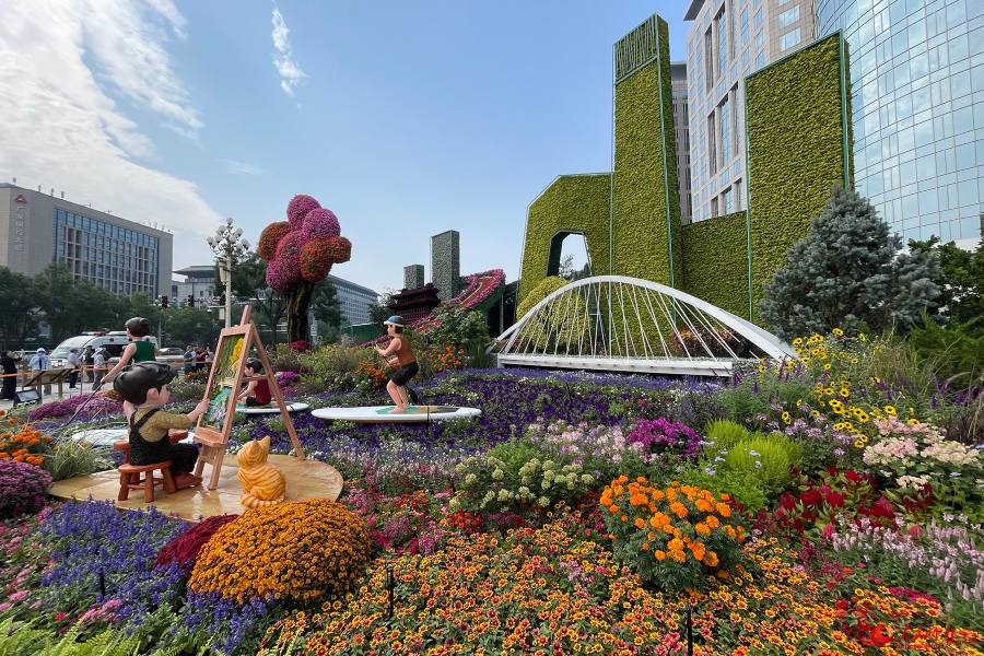 Beijing, dieci composizioni floreali tridimensionali per la Festa Nazionale fanno il loro debutto lungo il viale Chang'an