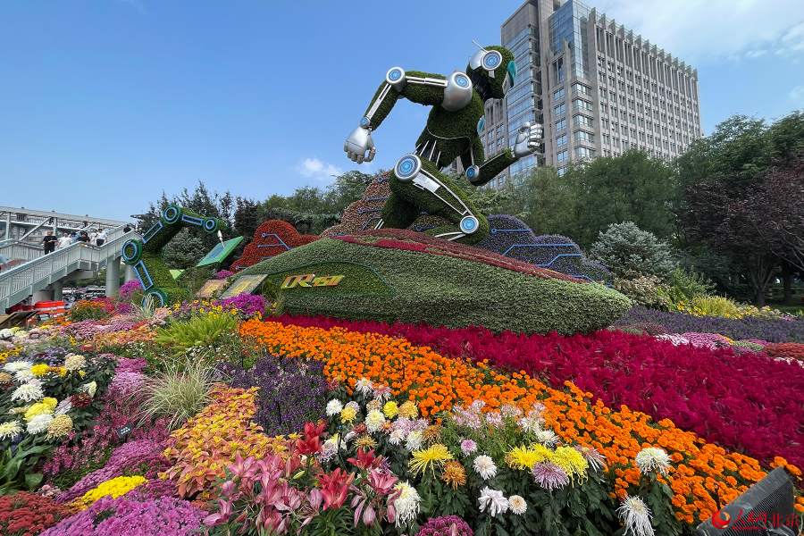 Beijing, dieci composizioni floreali tridimensionali per la Festa Nazionale fanno il loro debutto lungo il viale Chang'an