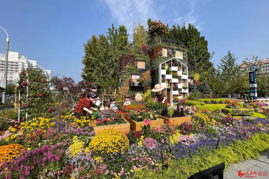 Beijing, dieci composizioni floreali tridimensionali per la Festa Nazionale fanno il loro debutto lungo il viale Chang'an