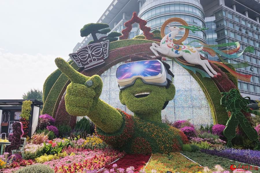 Beijing, dieci composizioni floreali tridimensionali per la Festa Nazionale fanno il loro debutto lungo il viale Chang'an