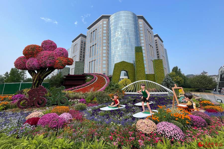Beijing, dieci composizioni floreali tridimensionali per la Festa Nazionale fanno il loro debutto lungo il viale Chang'an