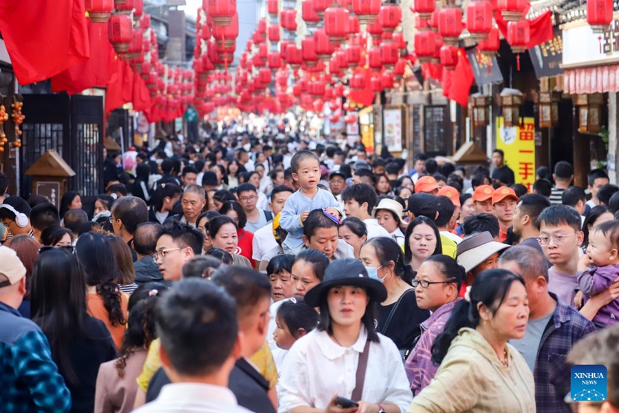 La Cina registra 826 milioni di viaggi turistici interni durante le vacanze della Festa Nazionale del 2026
