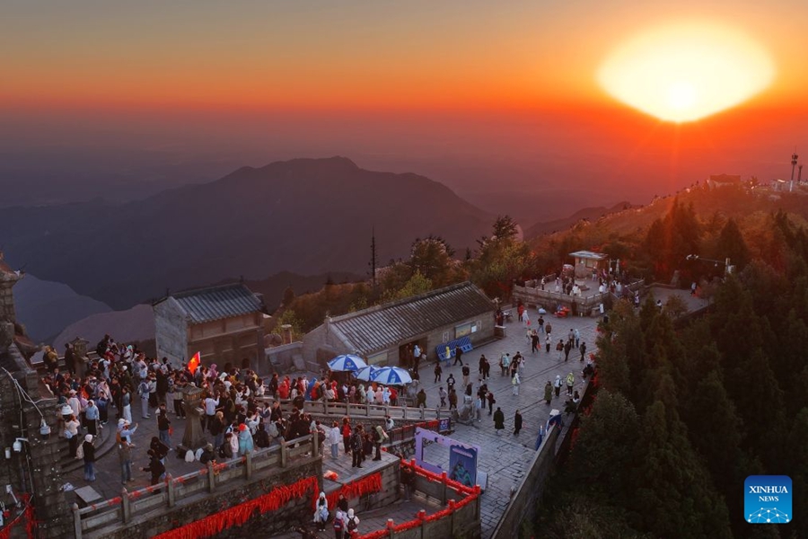La Cina registra 826 milioni di viaggi turistici interni durante le vacanze della Festa Nazionale del 2026