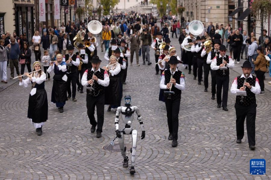 Il robot umanoide di Unitree dirige l'orchestra di Lubiana