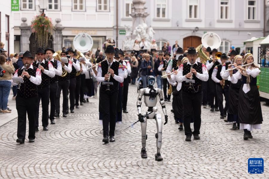 Il robot umanoide di Unitree dirige l'orchestra di Lubiana