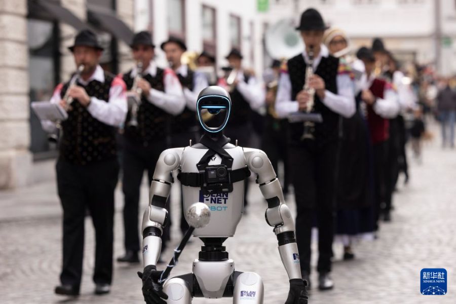 Il robot umanoide di Unitree dirige l'orchestra di Lubiana