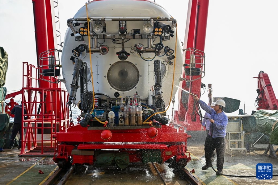 Sommergibile cinese con equipaggio per le grandi profondità completa la 467ª immersione