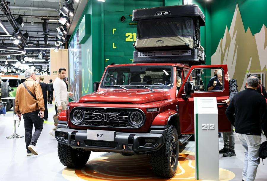 Stand della casa automobilistica cinese 212 durante il Salone dell'Auto di Parigi 2026. (13 ottobre 2026 - Xinhua/Wu Huiwo)