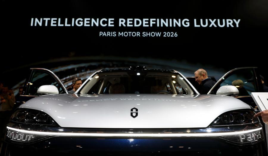 Veicolo esposto presso lo stand della casa automobilistica cinese Aito al Salone dell'Auto di Parigi 2026. (13 ottobre 2026 - Xinhua/Wu Huiwo)