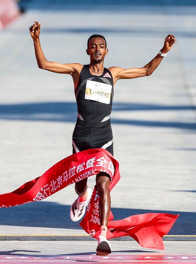 Il campione olimpico Tamirat Tola stabilisce un nuovo record alla Beijing Marathon 2026