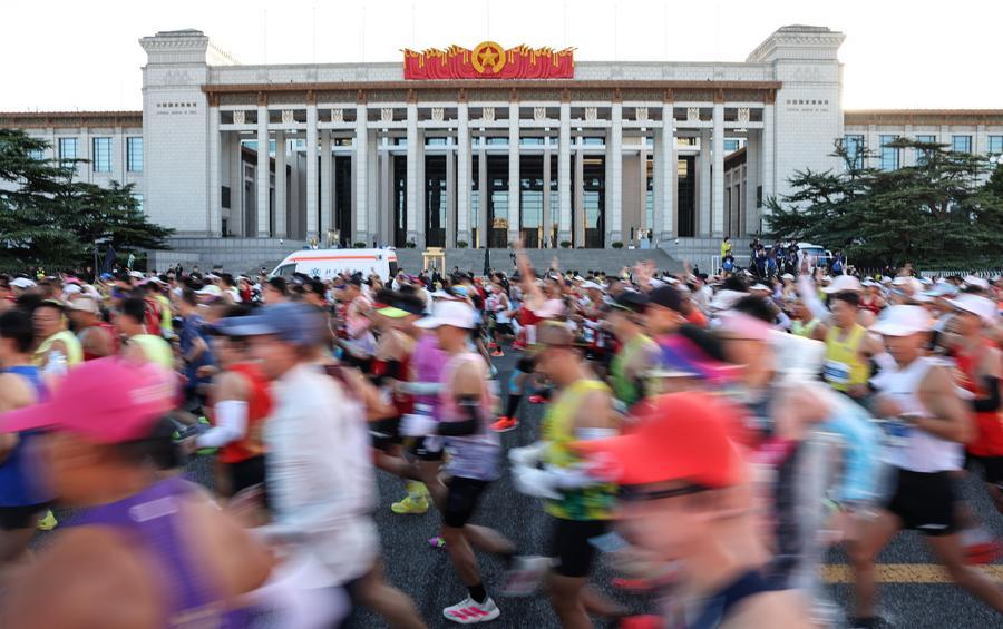 Il campione olimpico Tamirat Tola stabilisce un nuovo record alla Beijing Marathon 2026