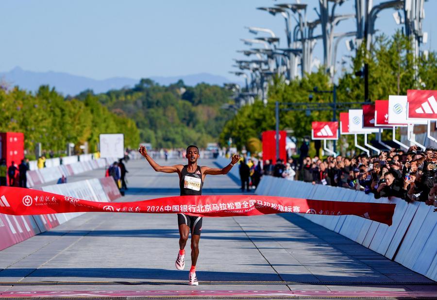 Il campione olimpico Tamirat Tola stabilisce un nuovo record alla Beijing Marathon 2026
