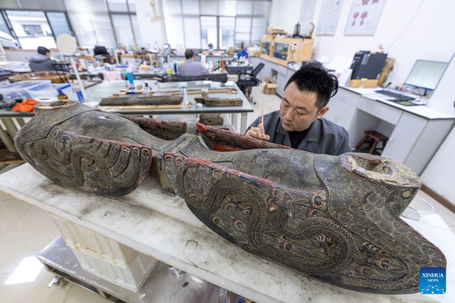 Restauratori ridanno vita ad antichi reperti nello Hubei