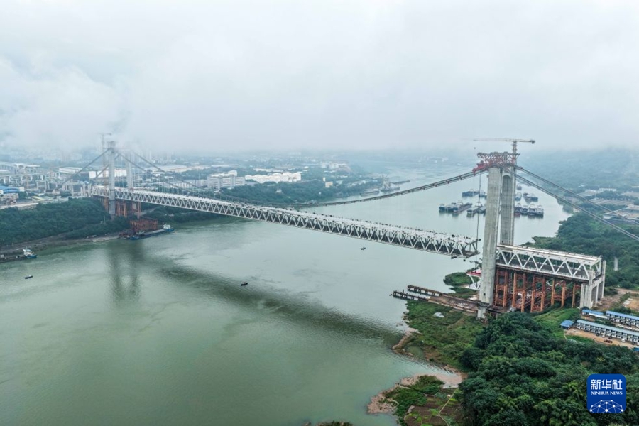 Chongqing, posata l'ultima campata del ponte Huangjuetuo sul fiume Yangtze
