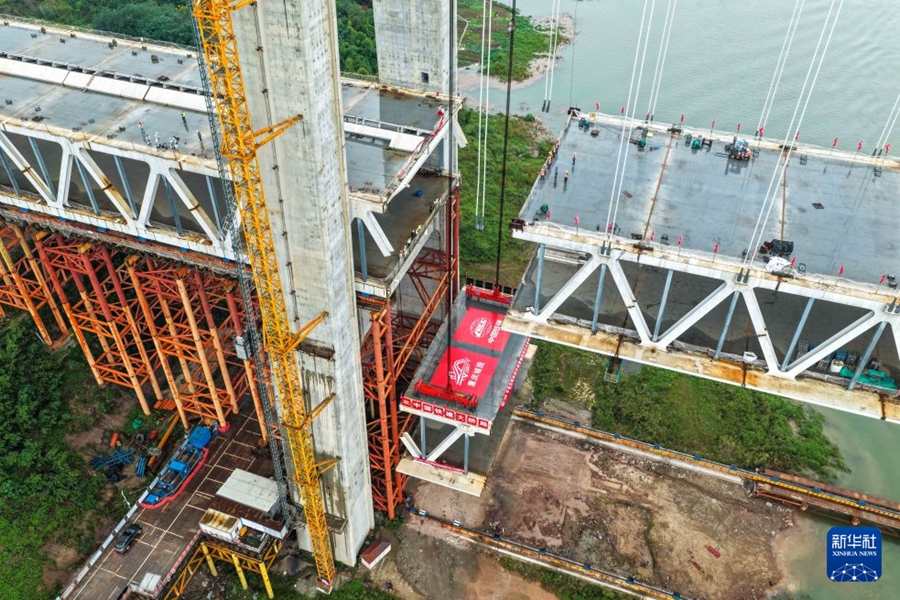 Chongqing, posata l'ultima campata del ponte Huangjuetuo sul fiume Yangtze