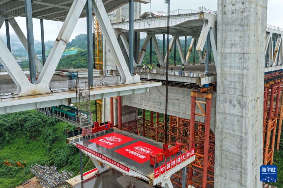 Chongqing, posata l'ultima campata del ponte Huangjuetuo sul fiume Yangtze
