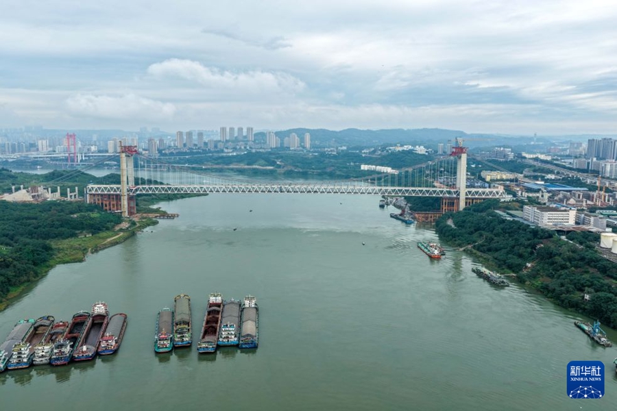 Chongqing, posata l'ultima campata del ponte Huangjuetuo sul fiume Yangtze