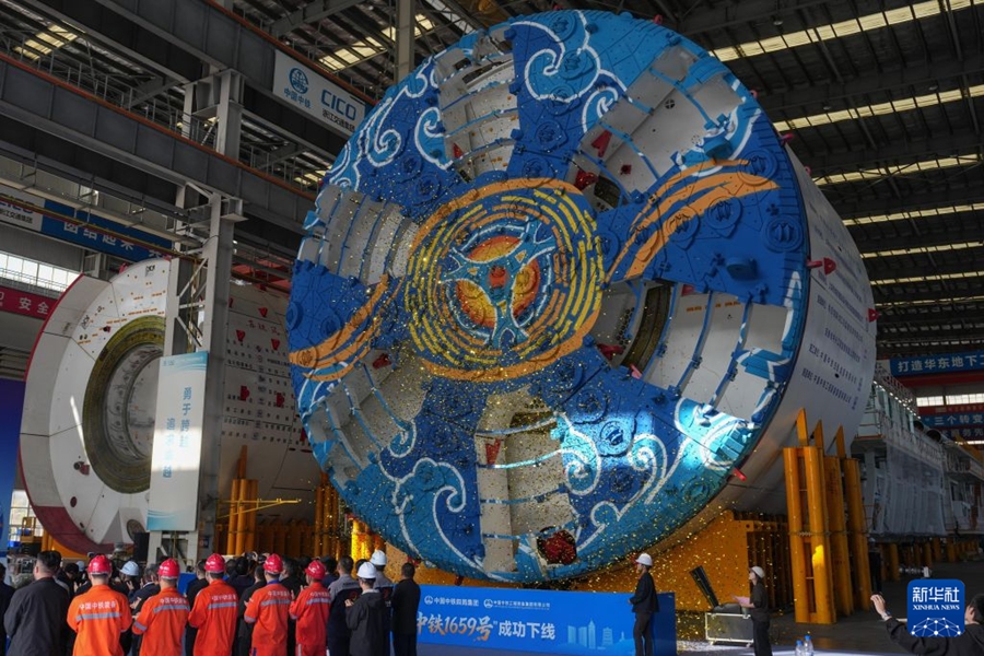Hangzhou, uscita dalla linea di produzione una fresa meccanica per lo scavo di gallerie con un diametro di scavo di 16,68 metri