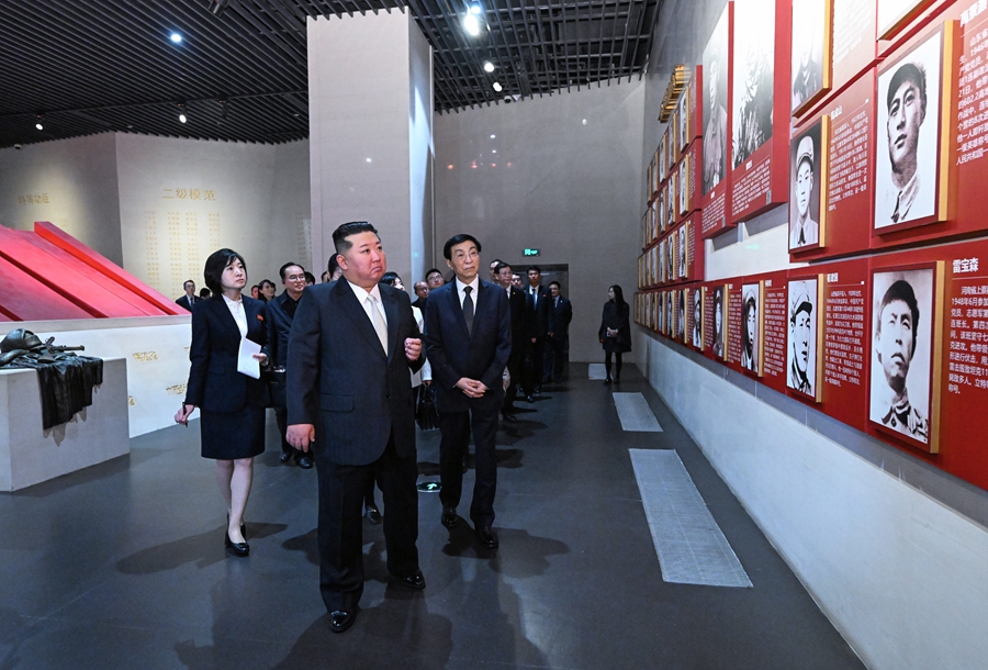 Wang Huning accompagna Kim Jong-un in una visita a Dandong