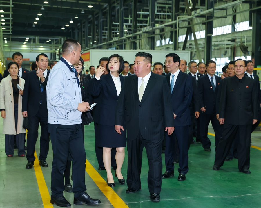 Wang Huning accompagna Kim Jong-un in una visita a Dandong