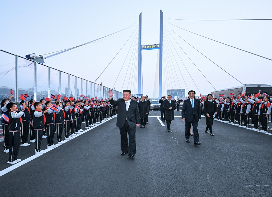 Wang Huning accompagna Kim Jong-un in una visita a Dandong